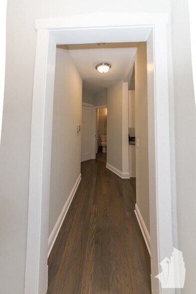 Building Photo - 5045 N Damen Ave