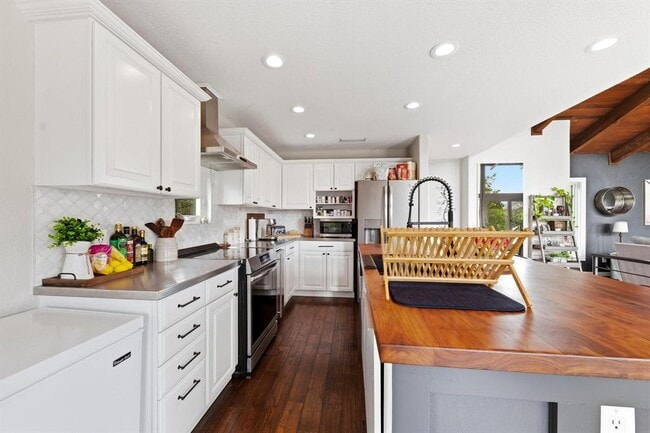 Building Photo - 7039 Comanche Trail