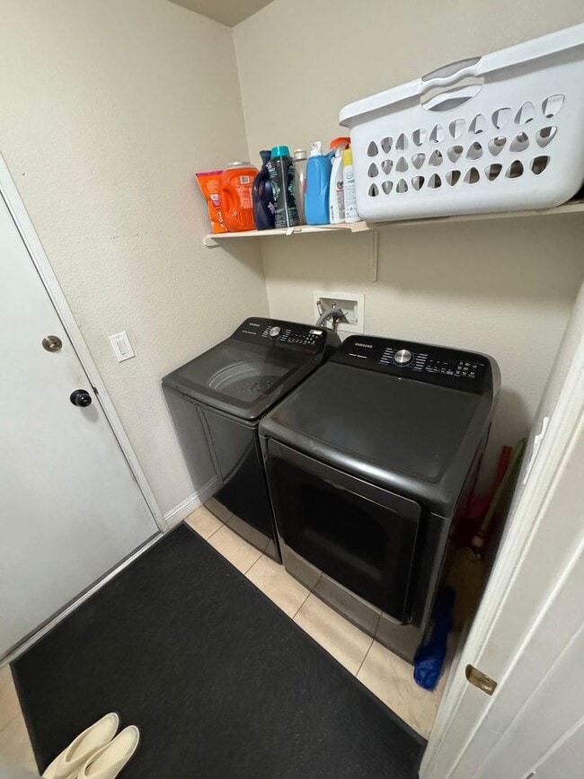 Building Photo - Beautiful 3-Bedroom Townhome in Gated Hend...