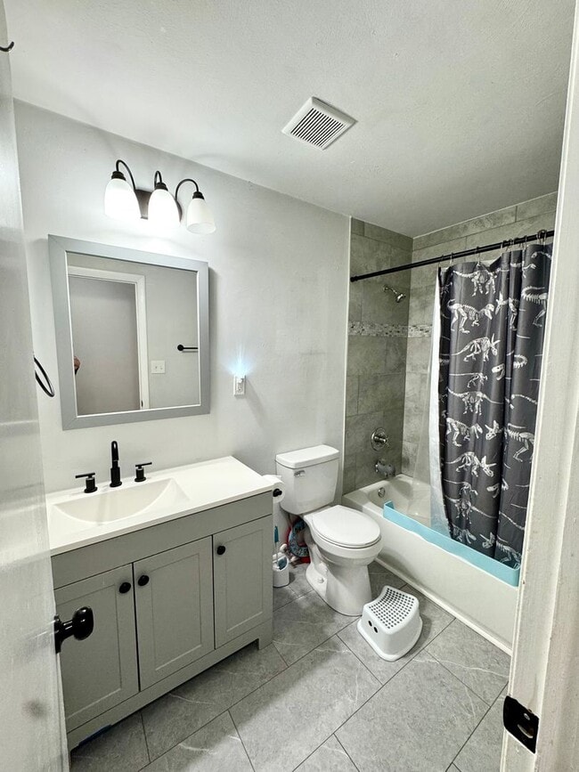 Building Photo - 4 bed 2 Bath Home for Rent in Portsmouth!