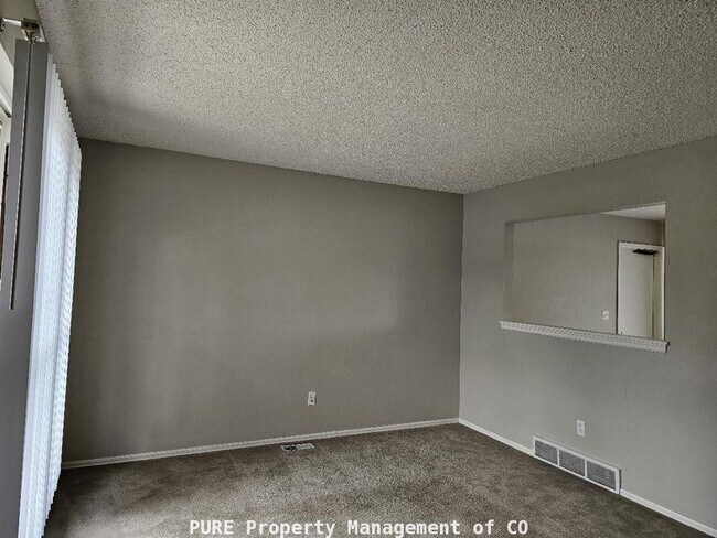 Building Photo - Tri-level home with central air and 1-car garage