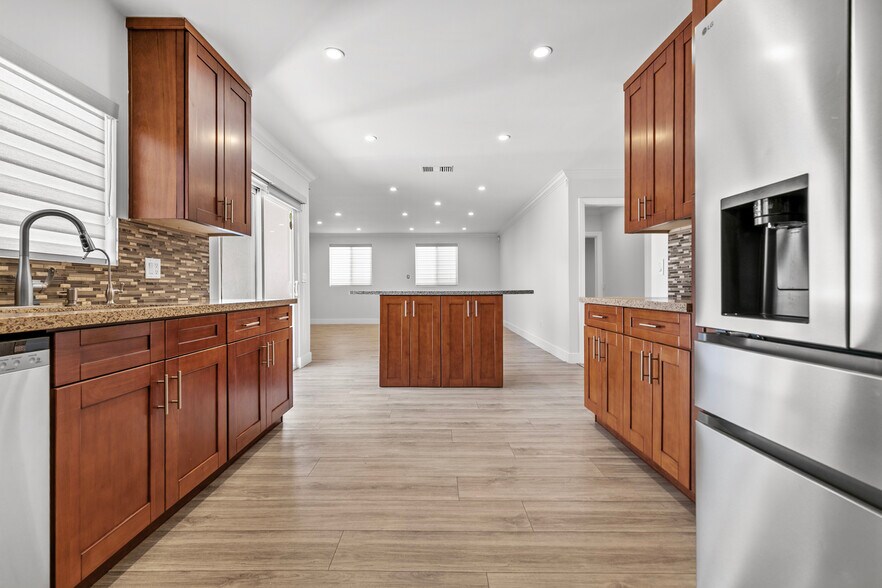 Building Photo - 7911 Fulton Ave