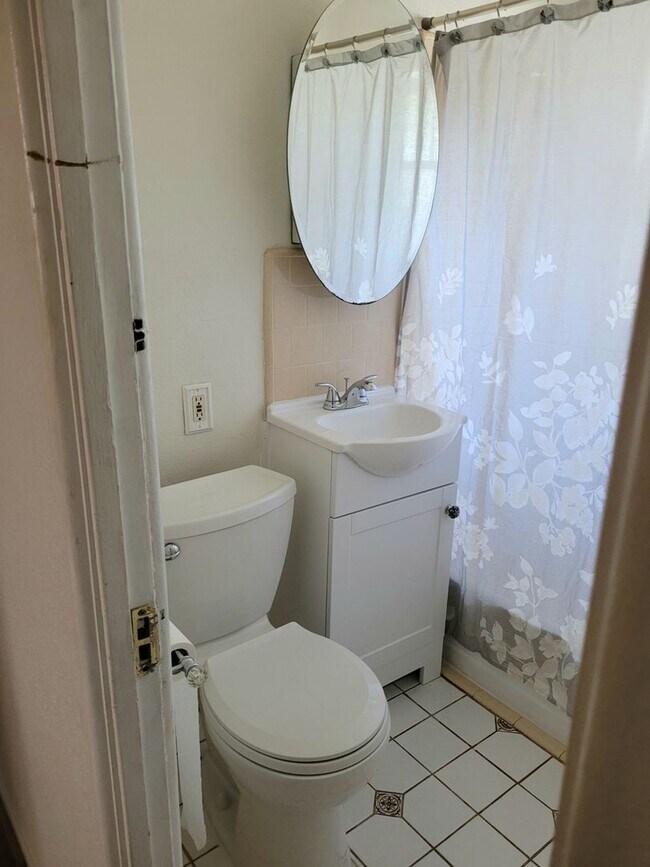 Building Photo - Charming 3 bedroom / 1 Bath House