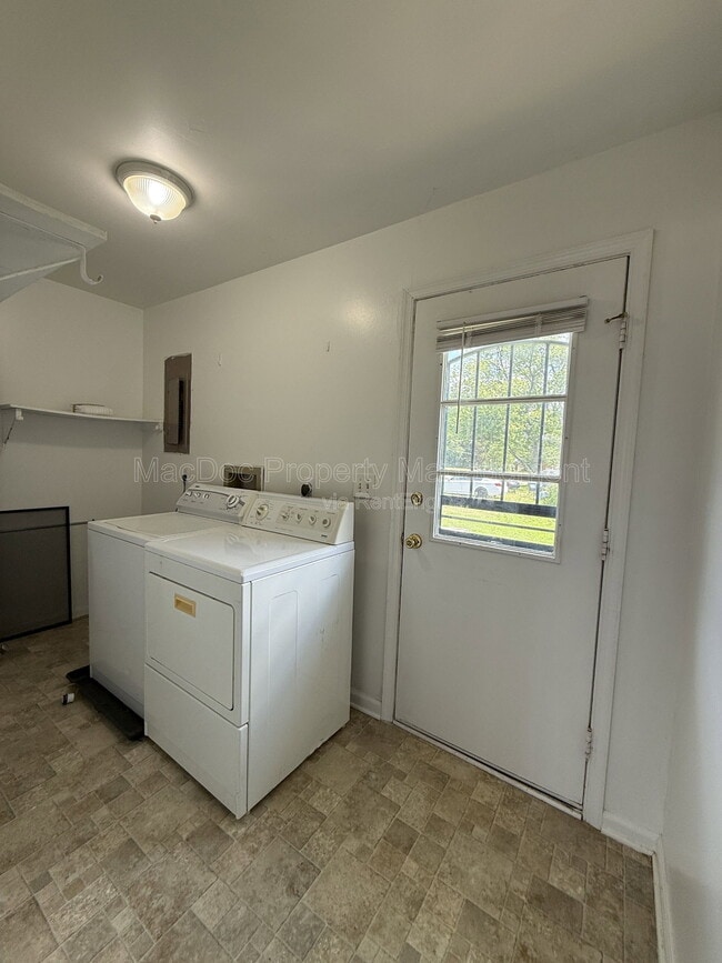Building Photo - 1804 Sherwood Dr