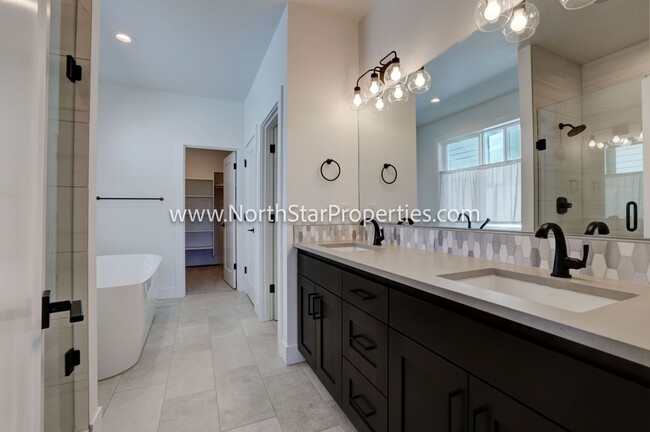Building Photo - Beautiful home in NW Bend