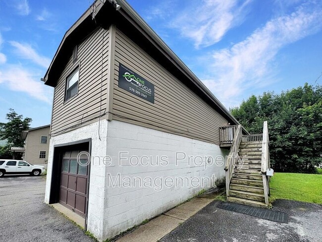 Building Photo - 220 Peach St
