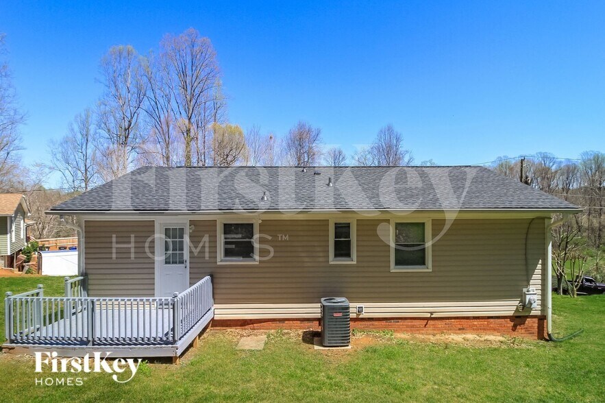 Building Photo - 318 Elm Dr