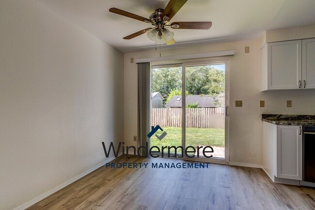 Building Photo - 2 Bed 1 Bath House W/ Garage