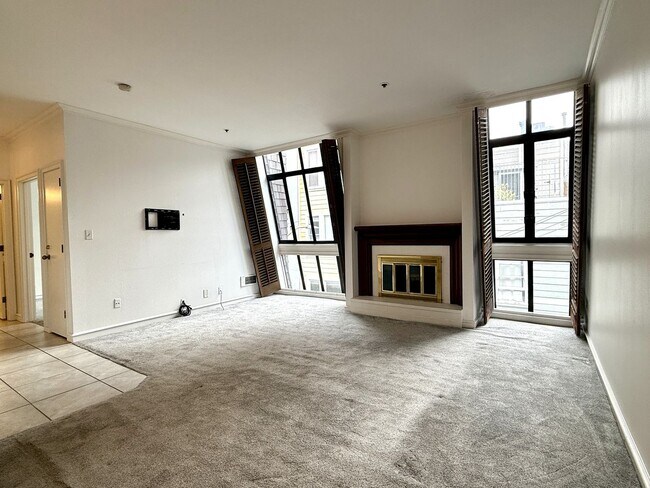 Building Photo - Top Floor Condo in Nob Hill