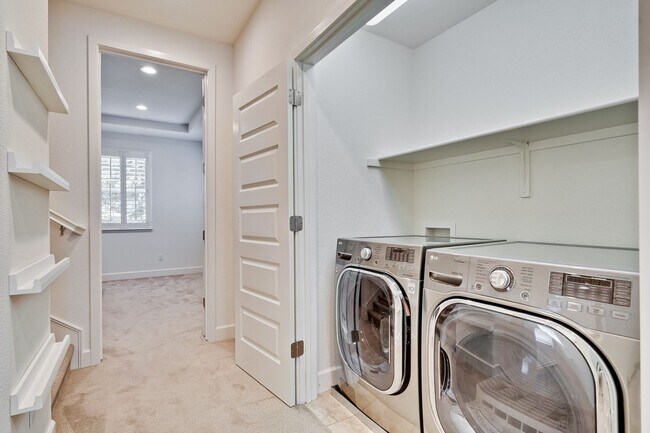 Building Photo - Modern Townhome in Prime Location — Walkab...