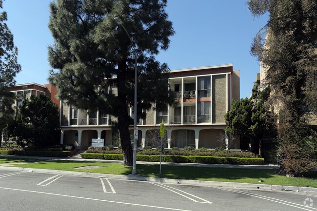 Primary Photo - La Fayette Town House