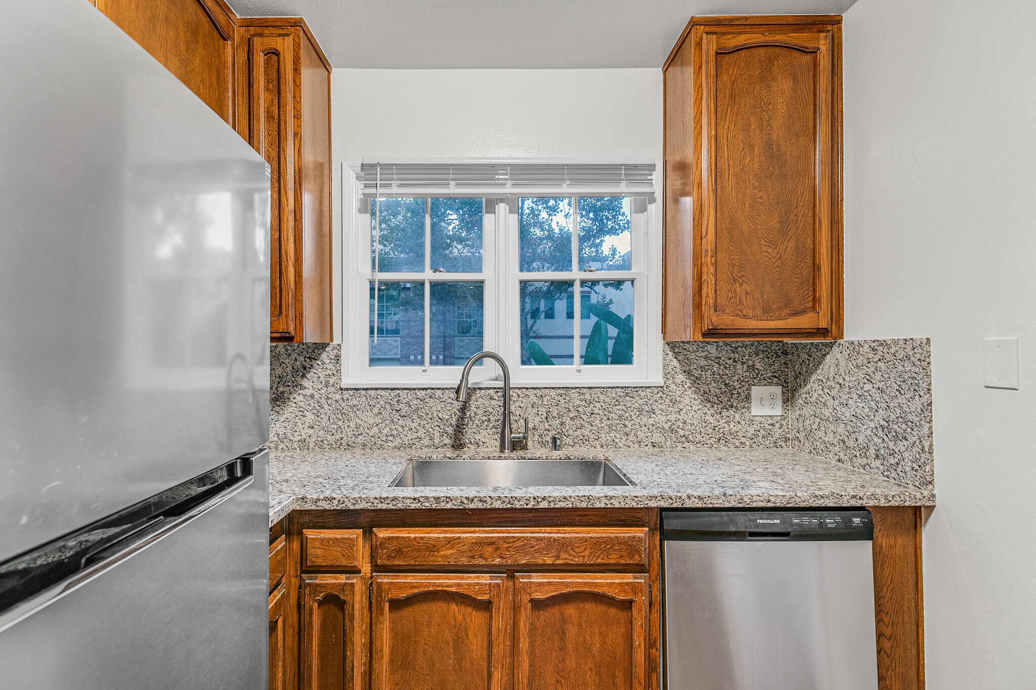 Building Photo - 222 S Rexford Dr