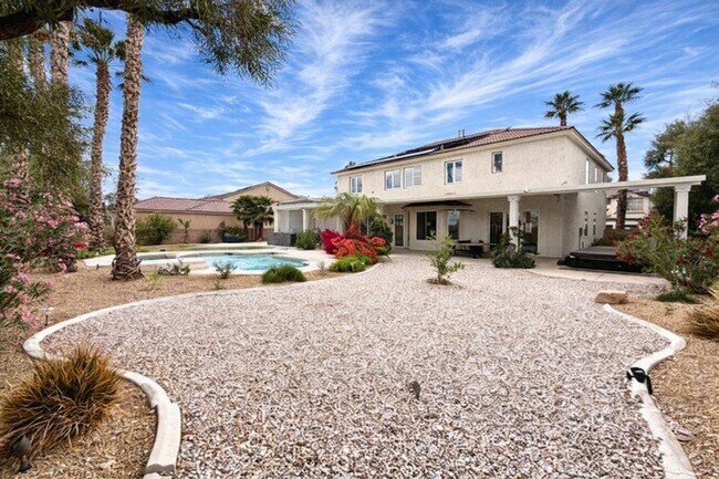 Building Photo - Northwest Valley 6 bdr  4400 sq ft  with RV parking, pool, covered patio -  all on a 1/2 acre lot!