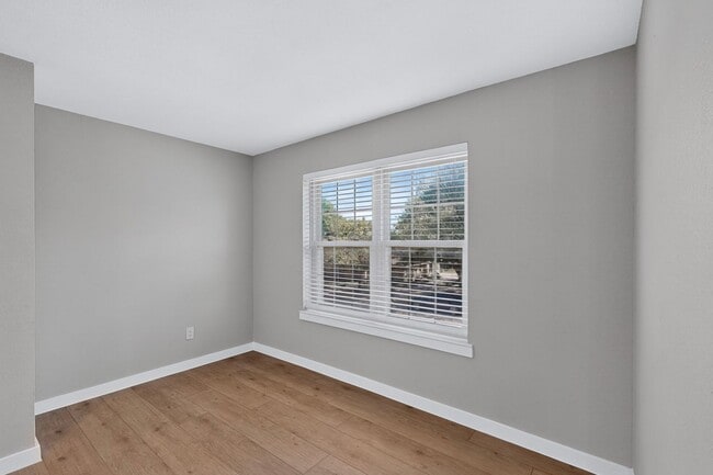 Building Photo - 30 Crestwood Dr