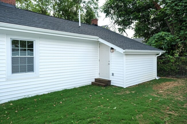 Building Photo - Charming 2BR/1BA Home in the West End Hist...
