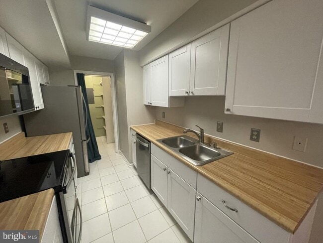 Building Photo - 12288 Wadsworth Way