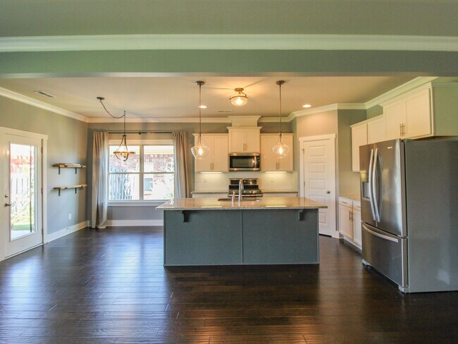 Building Photo - Great Location near Edgewater and Toyota F...