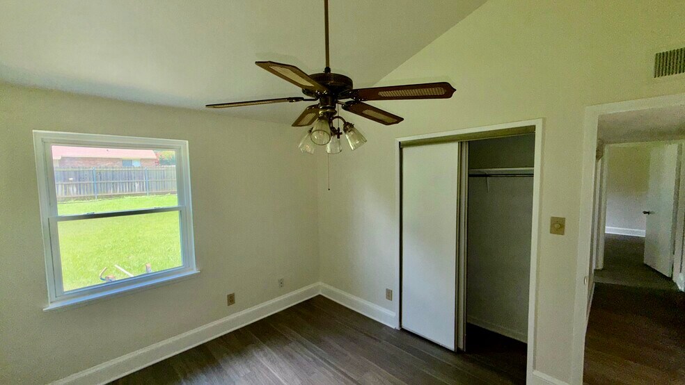 Building Photo - 2122 Sharpshire Ln