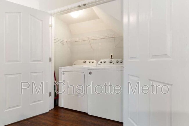 Building Photo - 9344 Greenheather Dr