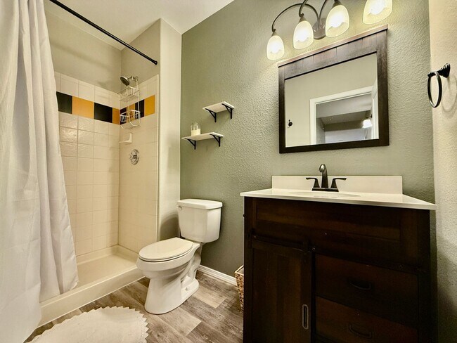 Building Photo - Stunning 4-Bedroom Home with Loft and Fini...