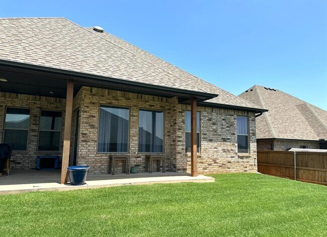 Building Photo - 812 Fox Hollow Dr