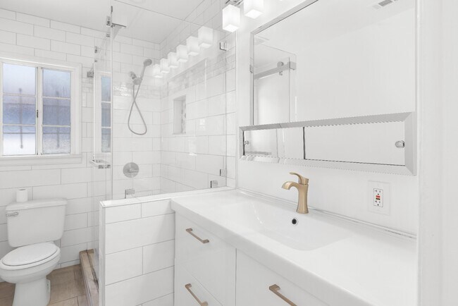 Building Photo - Updated 2BR Duplex in Angeles Mesa – Solar...