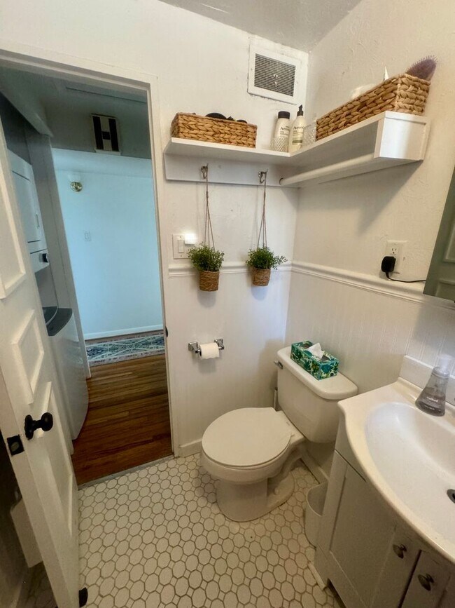 Building Photo - Charming 3 Bedroom in Knob Hill with views of Pikes Peak