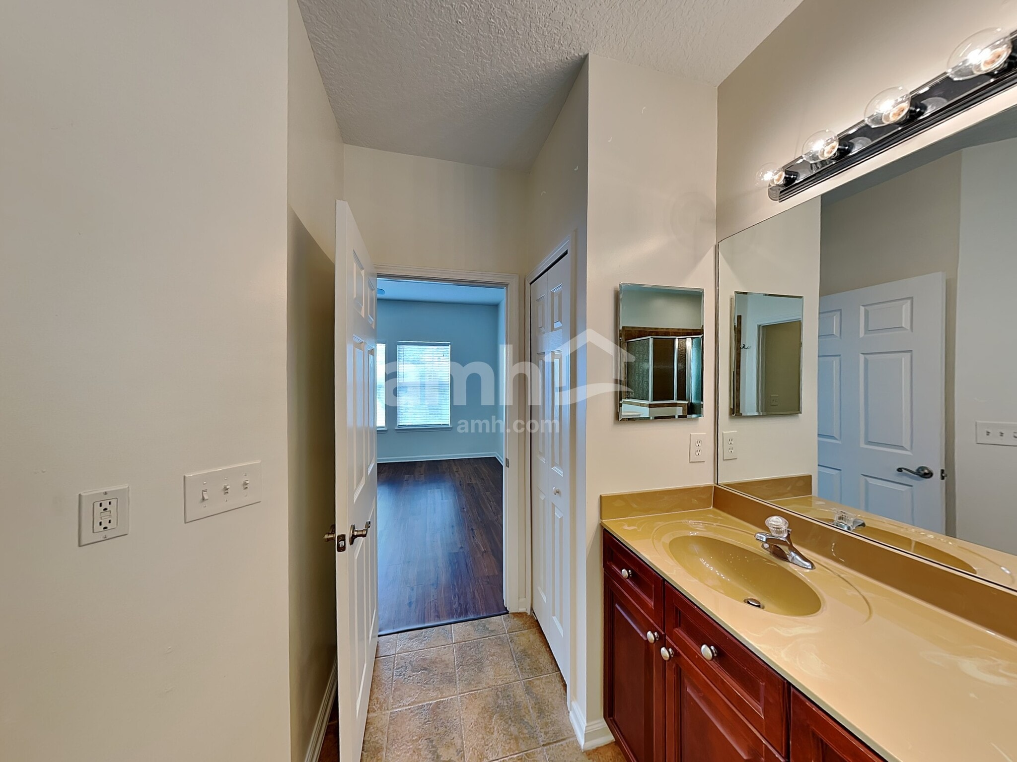 Building Photo - 6245 Devonhurst Dr