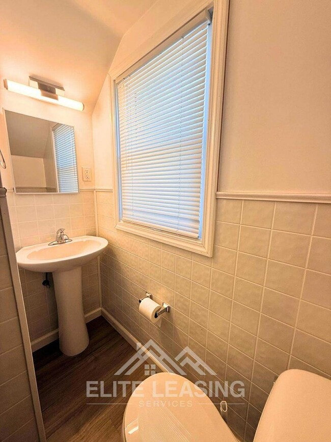 Building Photo - 3 Bedroom, 2 Bathroom home close to Gage Park