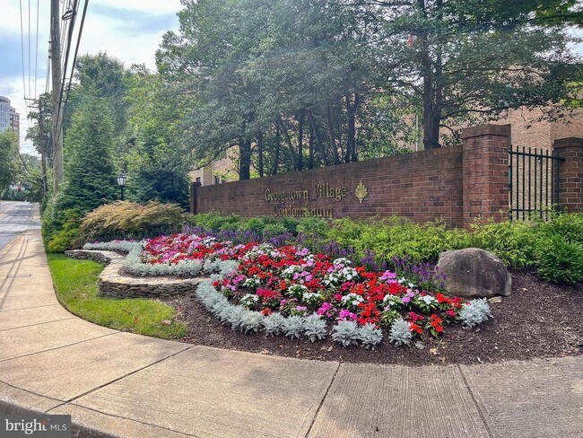 Building Photo - 11401 Commonwealth Dr