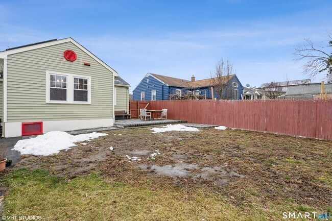 Building Photo - 680 Queen St