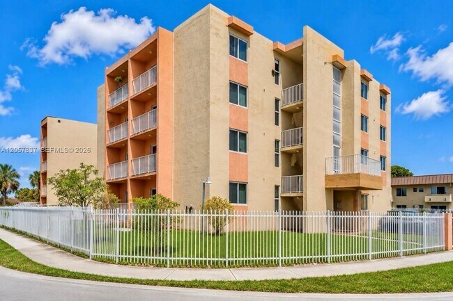 Building Photo - 2400 NW 16th St Rd