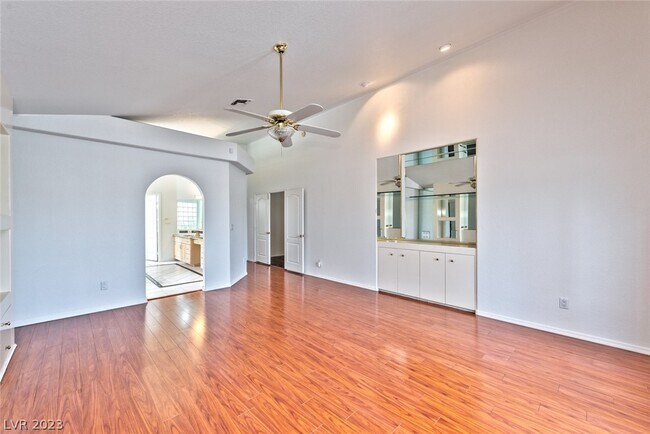 Building Photo - 2740 N Lakecrest Dr