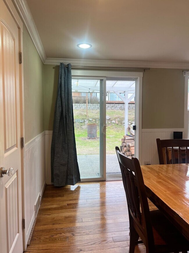 Building Photo - Renton 2 bedroom 1 bath home available now!