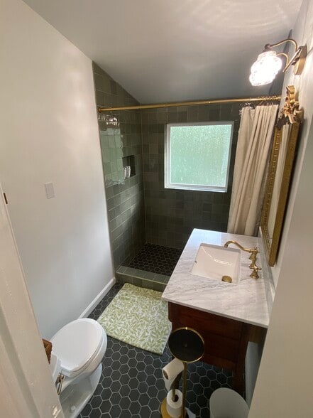 Building Photo - 802 E 26th St