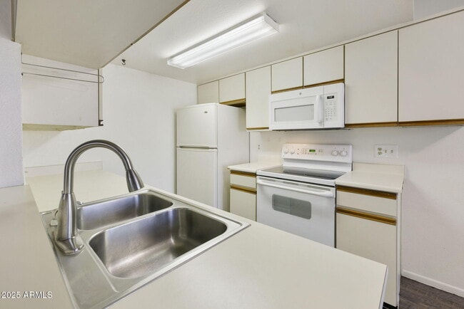 Building Photo - 756 JOAN D ARC Ave