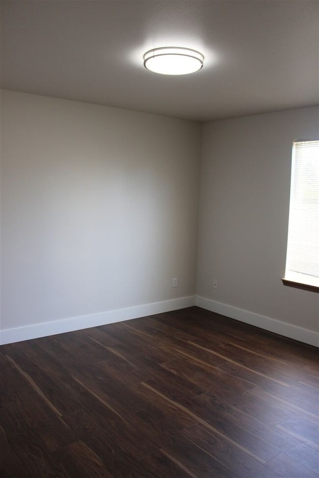 Building Photo - 3 Bedroom, 2 Bathroom House in Burlington!