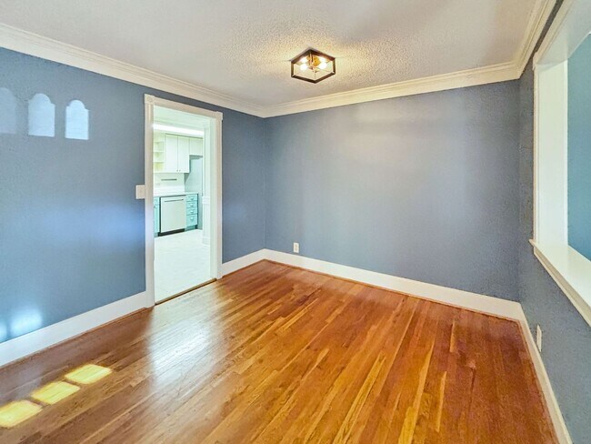 Building Photo - Cozy 4 BR 2 BR House in Piedmont Hills!