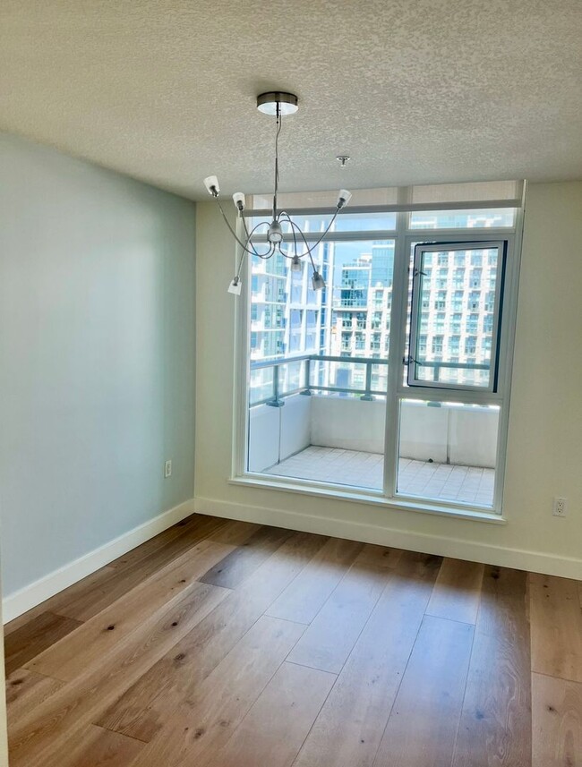 Building Photo - Stunning 1 bedroom, 1.5 bath in The Grande...