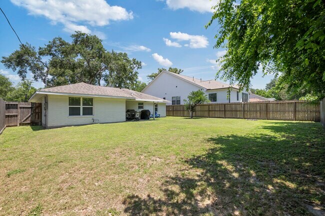 Building Photo - 2107 Hewitt Dr