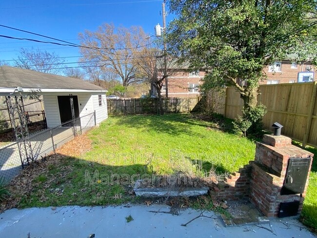 Building Photo - 414 N Willett St