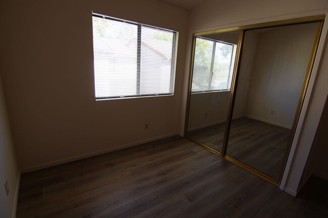 Building Photo - 2 bedroom, 1.5 bath Condominium