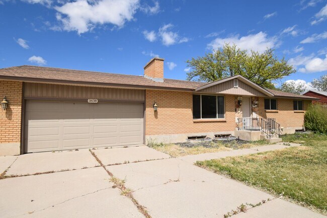 Building Photo - Updated 5 Bed West Valley Gem with Great Layout & Outdoor Living Space!!