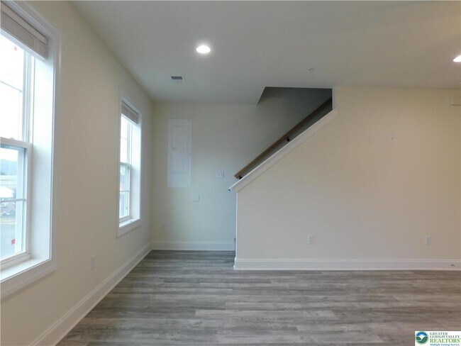Building Photo - 1549 Burkhardt St