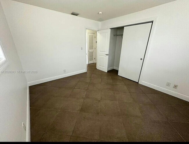 Building Photo - 323 Northlake Dr