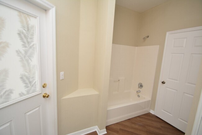 Building Photo - Pool Home with 4 bed, 2 bath located in Se...