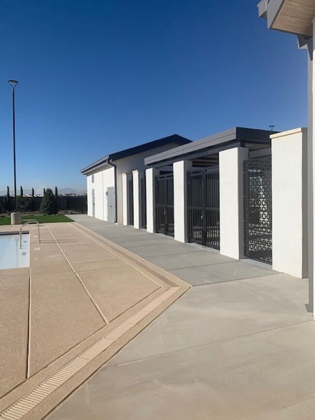 Building Photo - Beautiful East side House 4 bed-2.5 baths, part of The Overlook Casa Club that includes Swimming ...