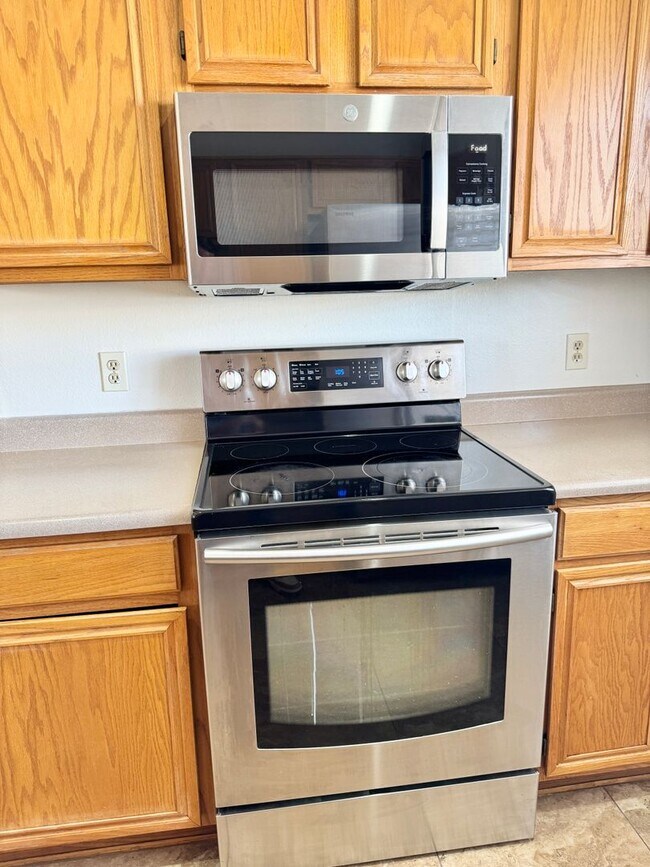 Building Photo - 3 Bedroom/2 Bath Single Level Home! NO HOA