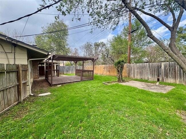 Building Photo - 2102 Pompton Dr