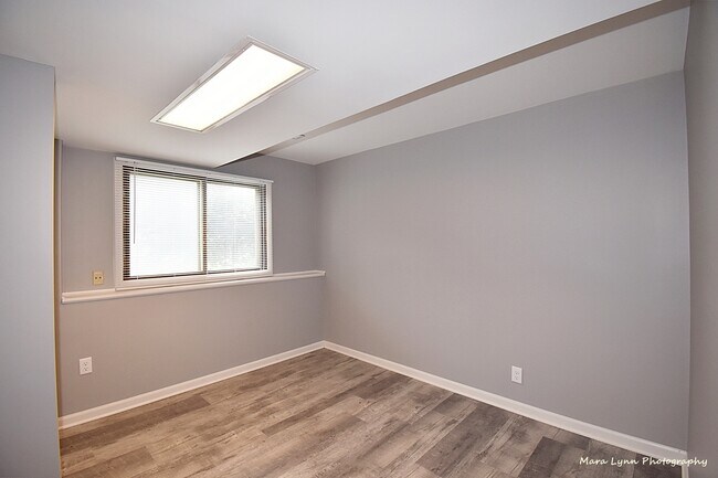 Building Photo - 106 W Kendall Dr